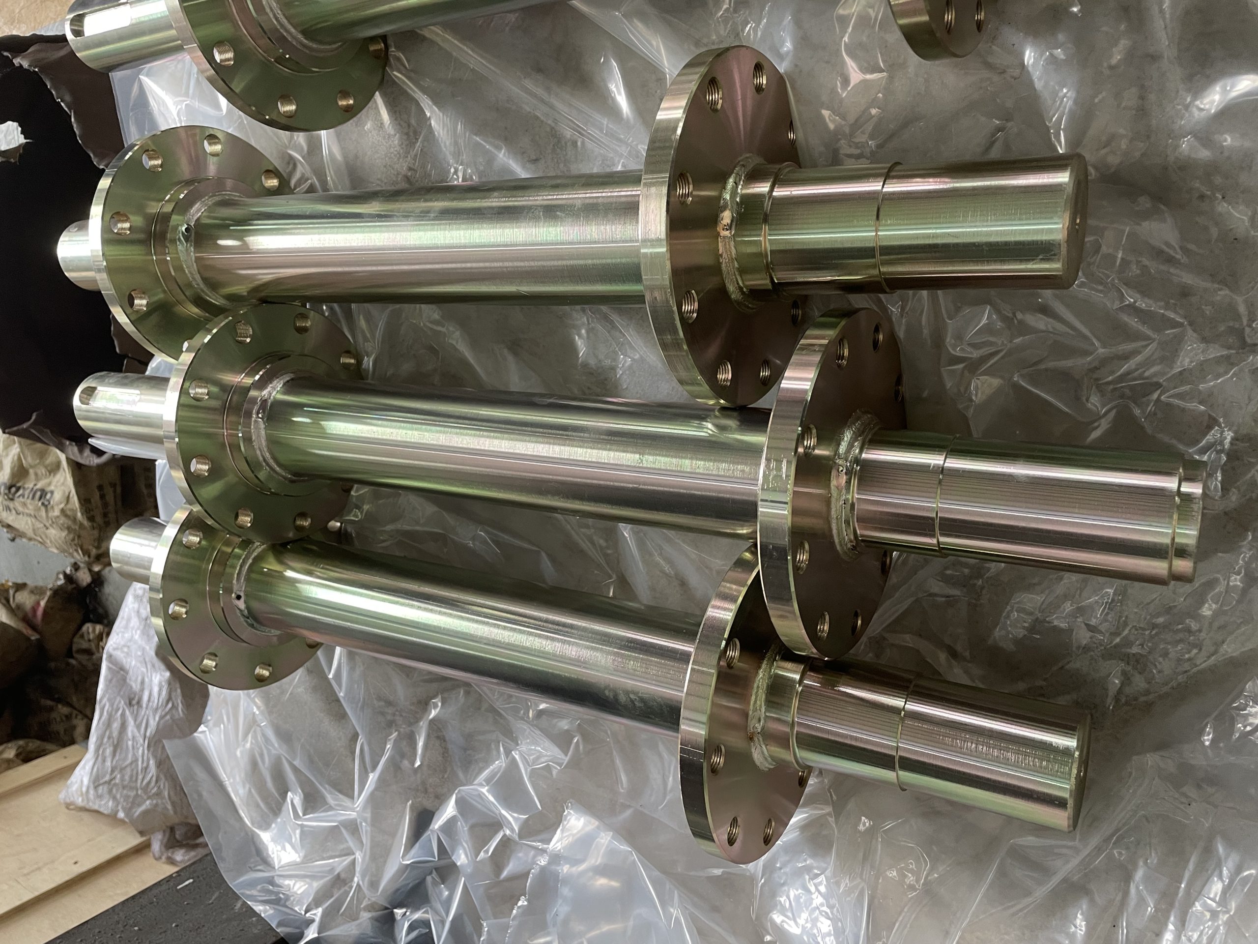 YELLOW ZINC PLATED SHAFT WITH WELDED WHEEL